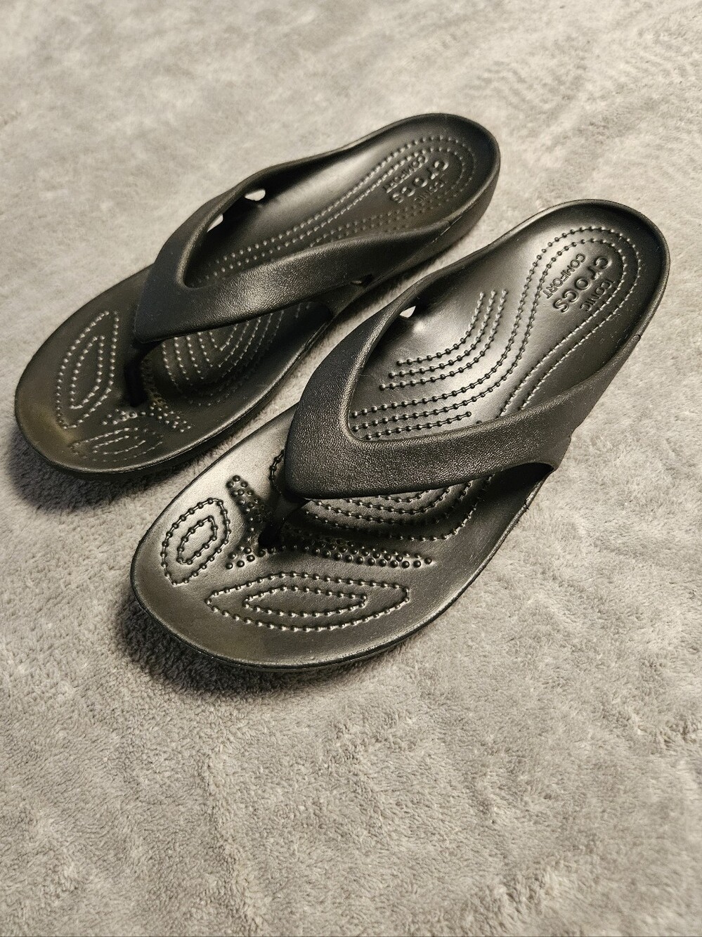 CROCS Women's Black Foam Flip Flop Sandals - Picture 2 of 6